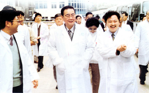 1998年10月18日李鹏委员长视察太极集团